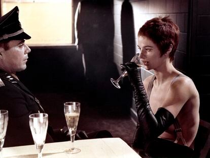 Los actores Dirk Bogarde y Charlotte Rampling, en un fotograma de la película 'El portero de noche' (1974), dirigida por Liliana Cavani.