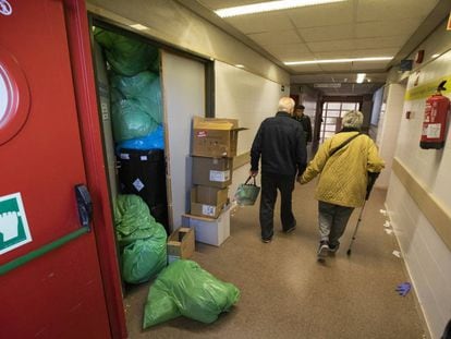 Bolsas de basura se apilan este jueves en un cuarto de residuos en el Hospital Clínico San Carlos.
