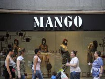 Escaparate de la tienda de ropa de la marca Mango. 