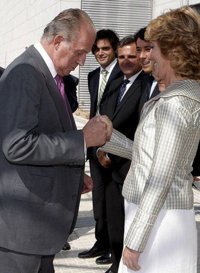 Esperanza Aguirre y el Rey a su llegada al hospital universitario Puerta de Hierro