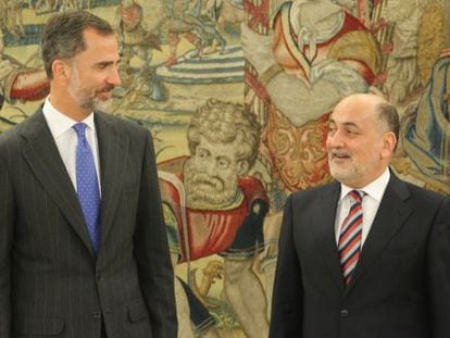 Felipe VI y el presidente del Tribunal Constitucional, Francisco P&eacute;rez de los Cobos, el pasado 21 de julio en el Palacio de la Zarzuela.