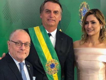 El presidente de Brasil, Jair Bolsonaro, y la primera dama, Michelle Bolsonaro, junto al canciller argentino, Jorge Faurie, el martes en Brasilia.