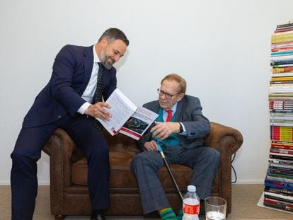 El presidente de Vox, Santiago Abascal, junto al candidato de la moción de censura, Ramón Tamames.
