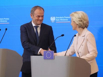 El primer ministro polaco, Donald Tusk, y la presidenta de la Comisión Europea, Ursula von der Leyen, en Varsovia este viernes