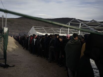 Numerosas personas hacen cola para obtener una ración de comida en el campo de refugiados de Lipa, en Bosnia, en febrero de 2021. La imagen está tomada por Eddie, uno de los residentes en este asentamiento, y facilitada por la ONG No Name Kitchen.