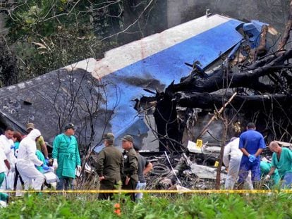 Policías y militares trabajan entre los restos del avión Boeing-737 que se estrelló el viernes cerca del aeropuerto José Martí de La Habana.