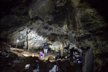 Un grupo de investigadores en la cueva de Ardales.