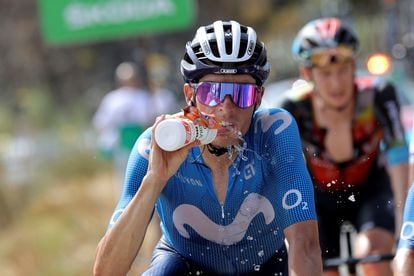 El ciclista español del Movistar Enric Mas se refresca en la subida final de la novena etapa de la Vuelta a España, entre Puerto Lumbreras y el Alto de Velefique el pasado domingo.