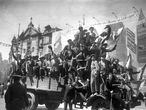 ESPAÑA-PROCLAMACIÓN SEGUNDA REPÚBLICA ESPAÑOLA: MADRID, 14/04/1931.- Manifestantes republicanos muestran su alegría en la calle de Alcalá tras la poclamación de la II República española. EFE.


SPAIN-SECOND SPANISH REPUBLIC PROCLAMATION: MADRID, 14/04/1931.- People pose on an overcrowded lorry, celebrating the Second Spanish Republic proclamation, at the Alcala street, downtown Madrid. EFE/fs 