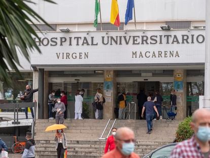 Acceso al hospital Virgen Macarena, este miércoles en Sevilla.