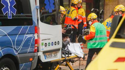 Los servicios de emergencias atienden a los usuarios tras un choque de trenes en la estación de Montcada i Reixac (Barcelona).