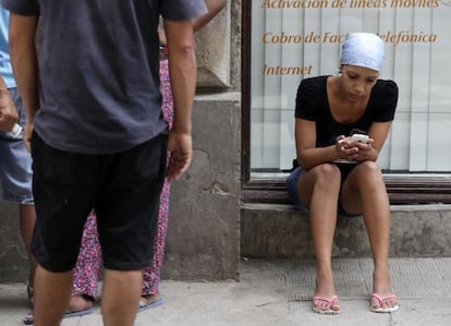 Una mujer utiliza su móvil en las calles de La Habana