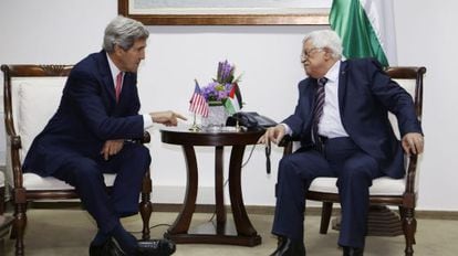 El jefe de la diplomacia de EE UU, John Kerry, con el presidente palestino, Mahmoud Abbas, en Ramala.