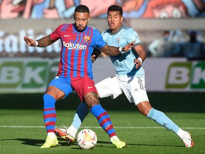 Memphis Depay controla el balón ante Murillo.