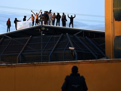Un policía vigila una protesta en el Centro de Internamiento de Extranjeros de Aluche en 2021, en Madrid