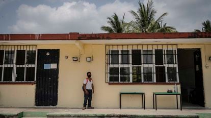 Un estudiante de la comunidad de Canasayab, en la escuela primaria "Venustiano Carranza", en el Estado de Campeche (México), en abril de 2021.
