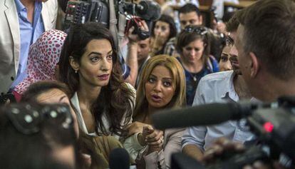 Amal Clooney, a la salida del jucio contra el periodista Mohamed Fahmy.