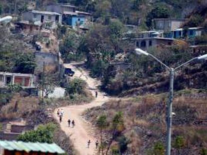 Vista de un barrio marginal en Tegucigalpa este martes 12 de marzo de 2013. El Instituto Centroamericano de Estudios Fiscales (Icefi) presentó un estudio que advierte que el endeudamiento público, por 5.917 millones de dólares, amenaza la estabilidad económica de Honduras y aboga por un pacto fiscal que permita el desarrollo humano y la competitividad.