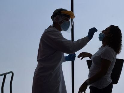 Un enfermero de urgencias del 061 realiza los test PCR en la sede del 061 en Zaragoza.