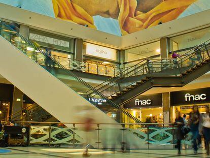 Interior del centro comercial Almada de Lisboa, adquirido por Merlin.