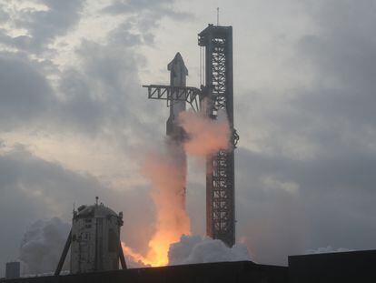 La nave espacial de nueva generación 'Starship', de SpaceX, despega desde la plataforma de lanzamiento de Boca Chica, Texas, este 14 de marzo.