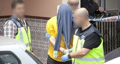 El abogado detenido en Motril (Granada) por matar a su esposa, acompañado de los agentes.