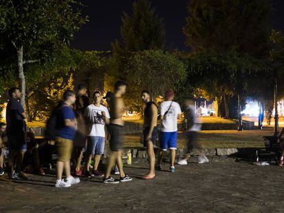 Unos menores beben alcohol en A Pobra do Caramiñal (A Coruña). En el vídeo la nueva campaña de la FAD contra el abuso de alcohol entre jóvenes.