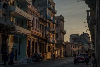 Una imagen habitual en las calles de Centro Habana, en la que se ven los vestigios de un próspero pasado colonial. En la Cuba comunista, el Gobierno garantiza a todo el mundo un lugar donde vivir. Aunque en los últimos años se han hecho grandes avances en la revitalización del centro histórico de La Habana, la ciudad todavía alberga muchos espacios en los que los edificios se han derrumbado. Lejos de la vista de los turistas, la mayoría de las casas de los distritos de La Habana Vieja y Centro Habana siguen en estado ruinoso. Como sus habitantes carecen de recursos para renovar sus propiedades, estas no se mantienen adecuadamente. 