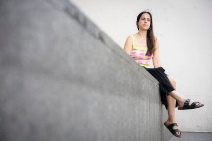 La periodista Paula Solanas posa en El Raval, Barcelona, el 21 de junio de 2023.