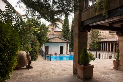El jardín con la piscina, la primera que se construyó en Úbeda. | 