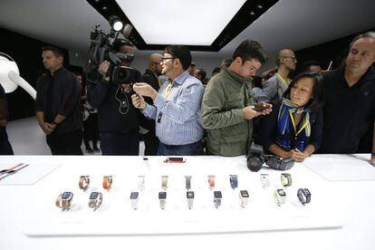 Periodistas observan los nuevos Apple Watch Series 2 lanzados ayer.