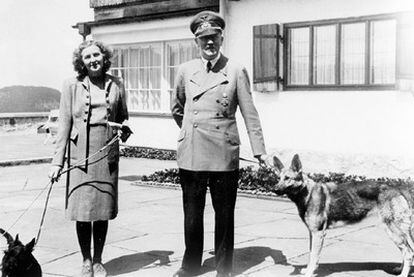 Eva Braun y Adolf Hitler con sus perros en 1942.