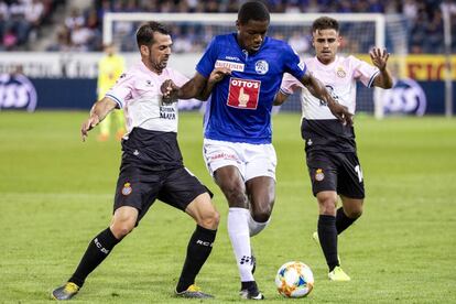 Víctor Sánchez y Melendo disputan el balón con Ndenge.