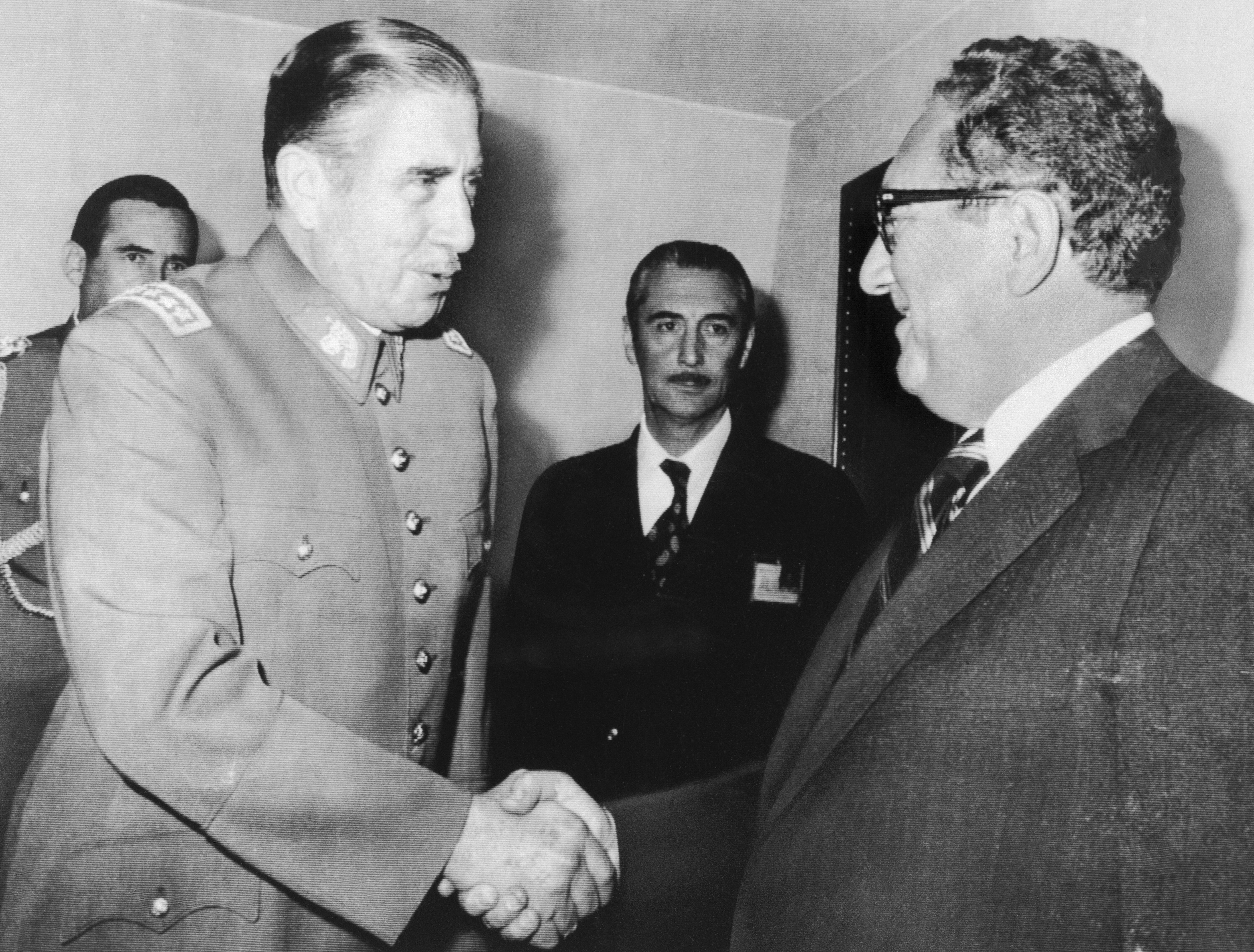 Augusto Pinochet (izquierda) saluda al secretario de Estado Henry Kissinger en Chile en 1976. 