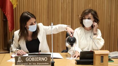 Irene Montero (izquierda) y Carmen calvo, en la Comisión de Igualdad del Congreso, el pasado día 20.