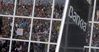 Protesta contra el rescate de la entidad, en el exterior de la sede de Bankia.