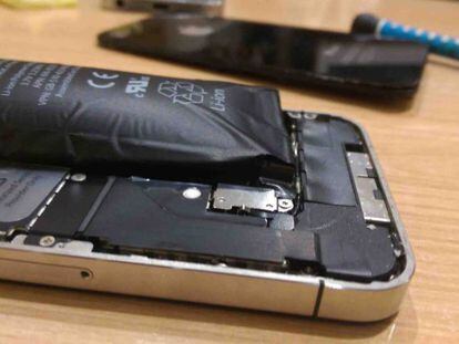Batería hinchada en un smartphone.