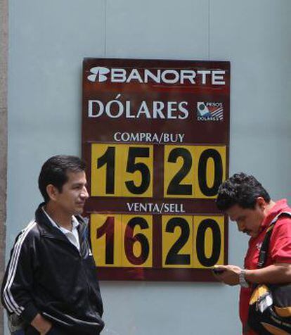 Un banco mexicano muestra el tipo de cambio.