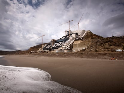El Algarrobico, en Carboneras, Almería. El Tribunal Supremo confirmó en 2012 que el hotel viola la Ley de Costas.