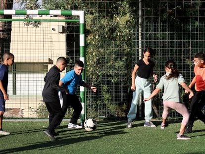 Un grupo de niños y niñas de Neve Shalom juega el fútbol en la escuela primaria de esta localidad, donde judíos y árabes israelíes han elegido vivir juntos.