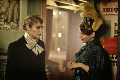 Olivia Cooke y María Valverde, en 'The Limehouse Golem'.