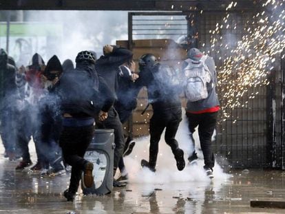 Choques entre manifestantes y agentes antidisturbios, el martes en la Universidad Nacional.