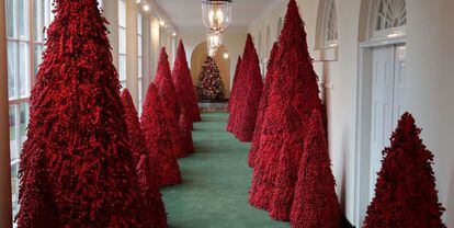 A medio camino entre la utopía y la distopía estos árboles son el culmen de la decoración navideña de los Trump. Este bosque rojo sangre es fotogénico e inolvidable como la propia Melania Trump.