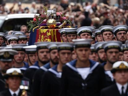 142 marineros de la Marina Real británica transportaban este lunes el féretro de Isabel II por las calles de Londres