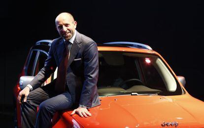 Luca Napolitano posa en el marco de la presentación del Jeep Renegade