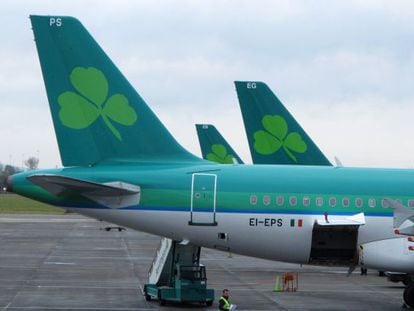 Las colas de tres aviones de Ryanair en el aeropuerto de Dubl&iacute;n