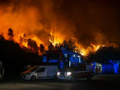 Trabajos de extinción del fuego en Ribas de Sil, la madrugada del martes.