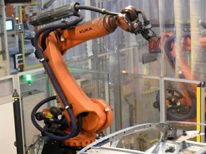 La apertura de la primera fábrica de robots en Europa reaviva el debate sobre la pérdida de empleos humanos y la obligación de los autómatas de pagar impuestos