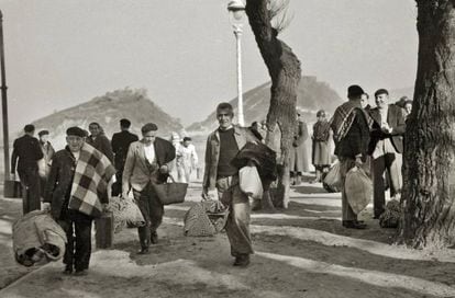 Un grupo de presos sale de la c&aacute;rcel de Ondarreta en 1942.