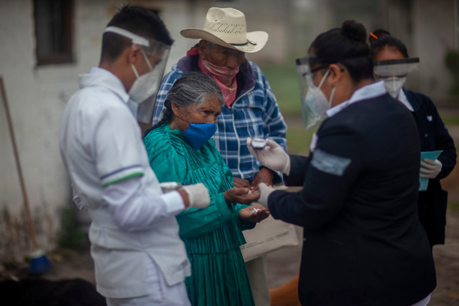 Personal médico revisa a una mujer en la comunidad de San Isidro Boxipe, Estado de México el día 13 de julio de 2020.